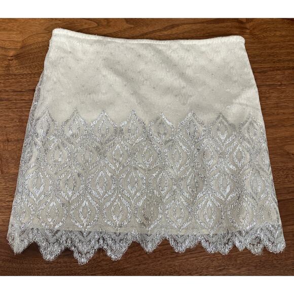 Free People Silver Lace Mini Skirt Women’s Size 4 Scalloped Hem Metallic Overlay - Picture 2 of 9